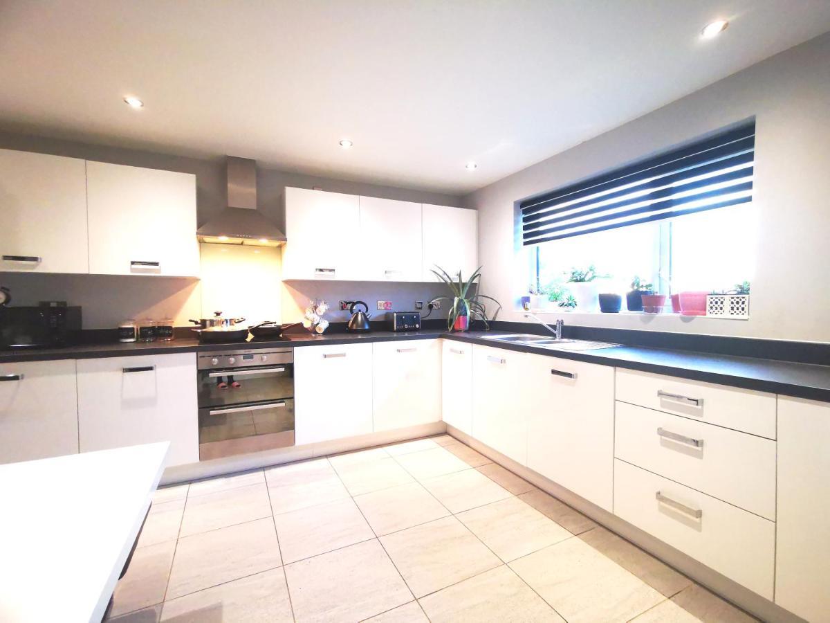The Lawnswood - Central Manchester Holiday Home With Free Parking Exterior photo
