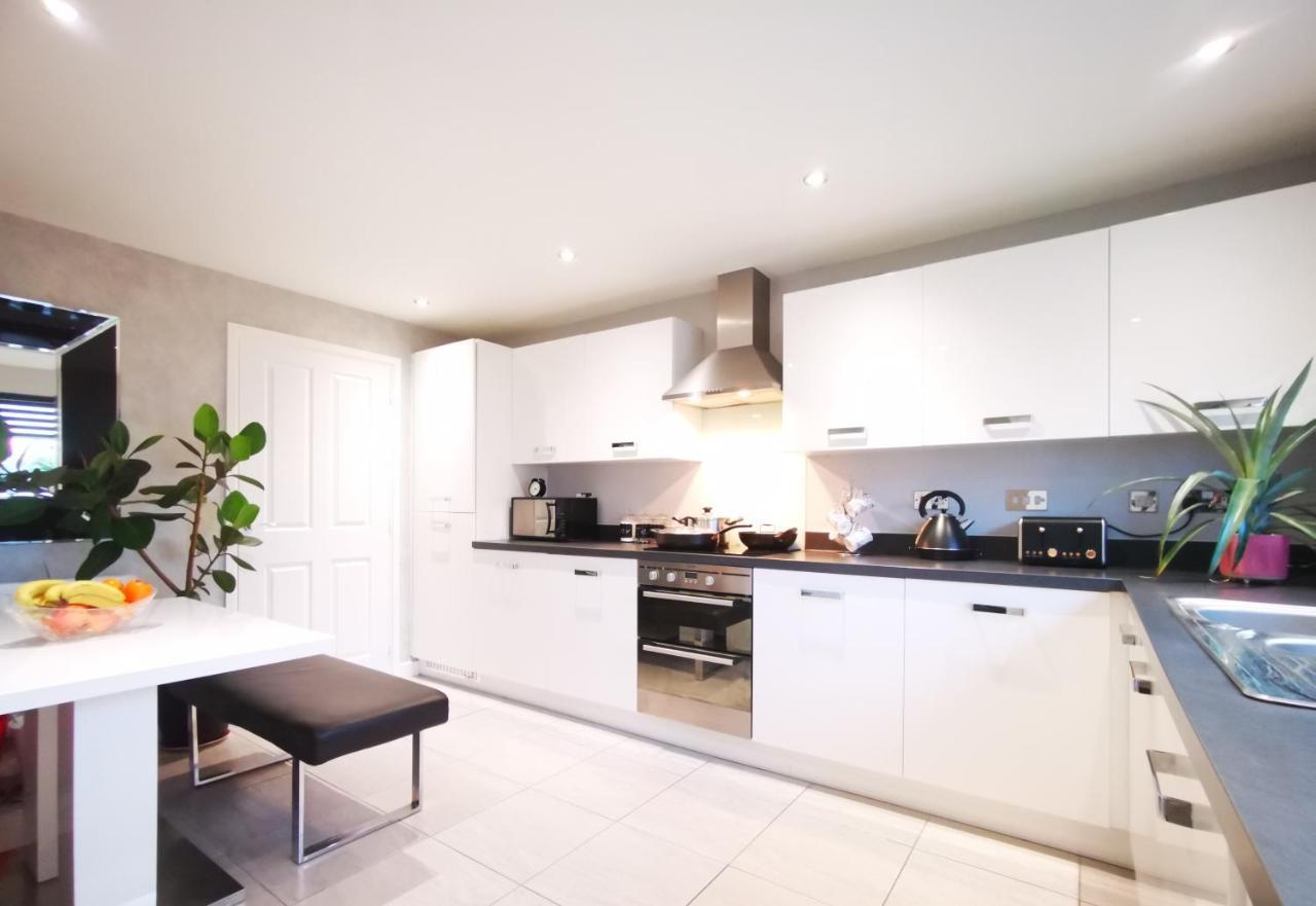 The Lawnswood - Central Manchester Holiday Home With Free Parking Exterior photo